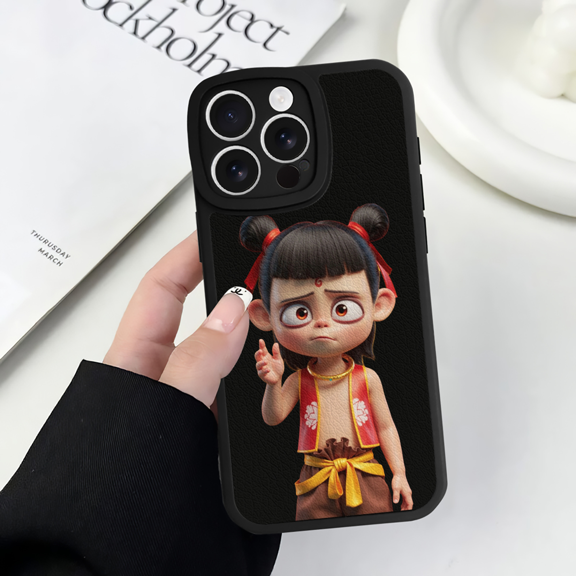 （画像用） Ne Zha 2 ナタ 魔童の大暴れ 【iPhone 16シリーズ対応】シリコンスマホケース（レザー調） 材質：シリコン